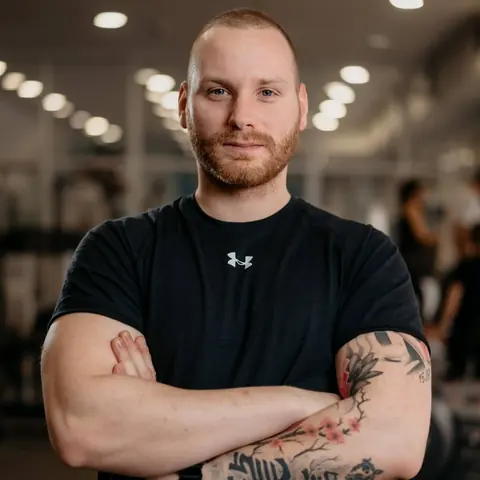 Portrait of HFS lecturer Stefan Vasić in a gym